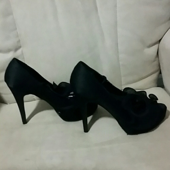Black high heels with ruffled
