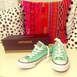 ❤️Brand New❤️ Low Top Converse