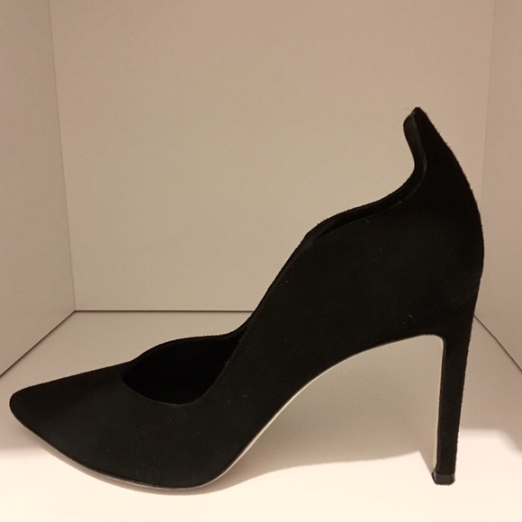 Delman scallop edge Brie pumps. Black Suede. Sz6.5