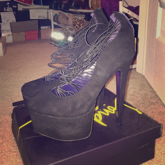 London Trash Suede black pumps