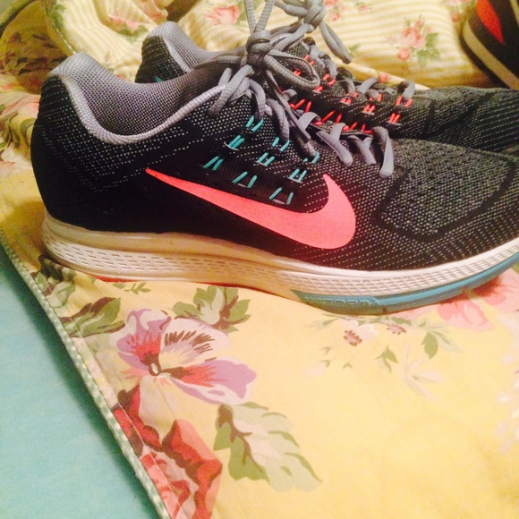 Nike Shoes - Nike Structure 18