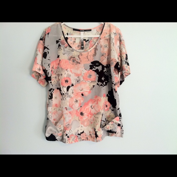 Kensie size medium floral blouse , new without tag