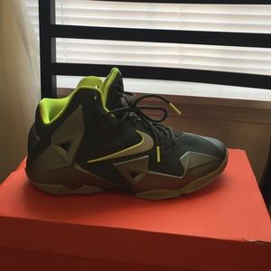 Lebrons size 7 in boys