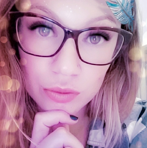 Meet your Posher, Natalie - Picture 2 of 3