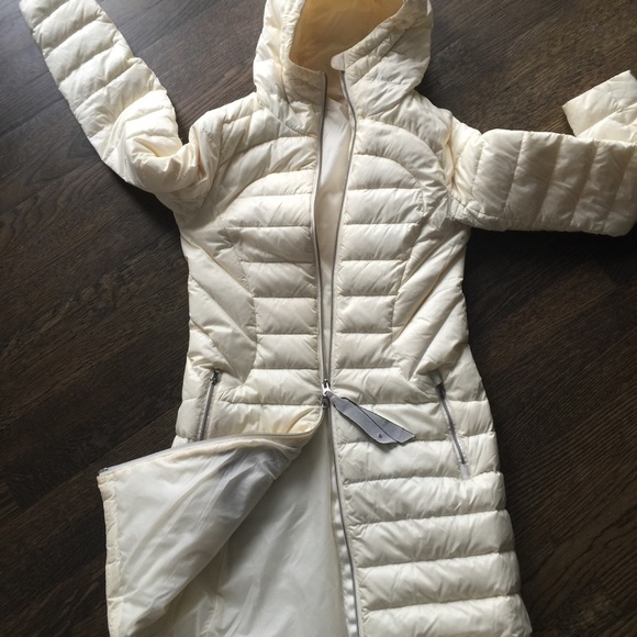 Cream clr Lulu Lemon Jacket size 4 light weight