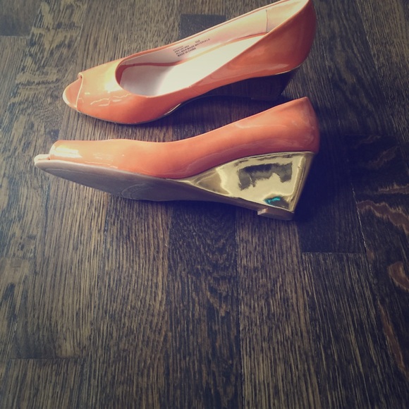 Org/gold peep toe shoe