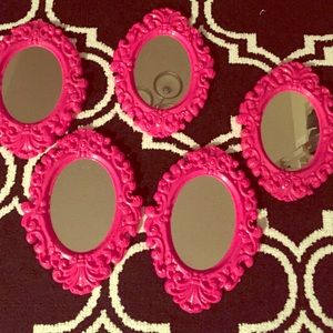 5 Plastic pink mirrors
