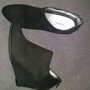 Black Wedges