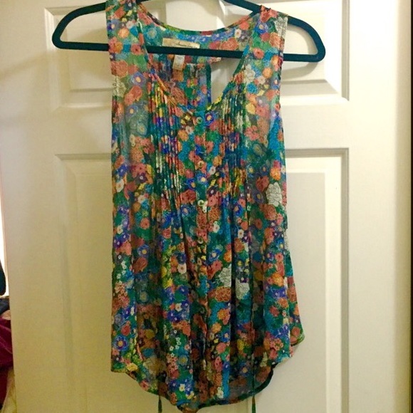American rag top with cinching and button details.