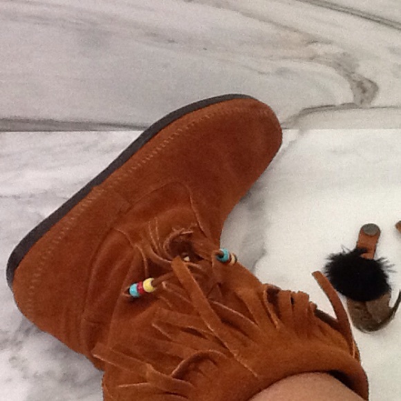 Minnetonka Fringe Boots w/extra set of clip ons!! - Picture 1 of 2