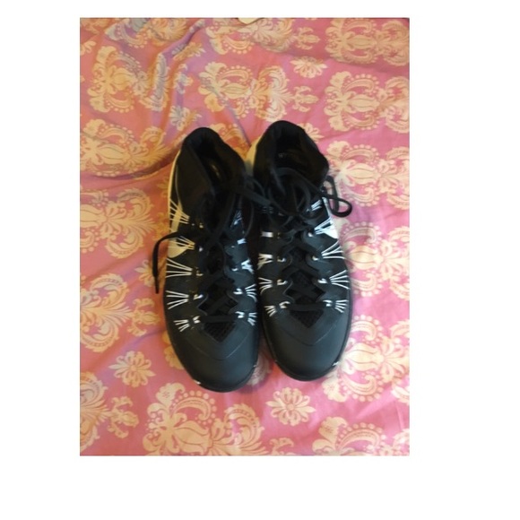 Basketball shoes