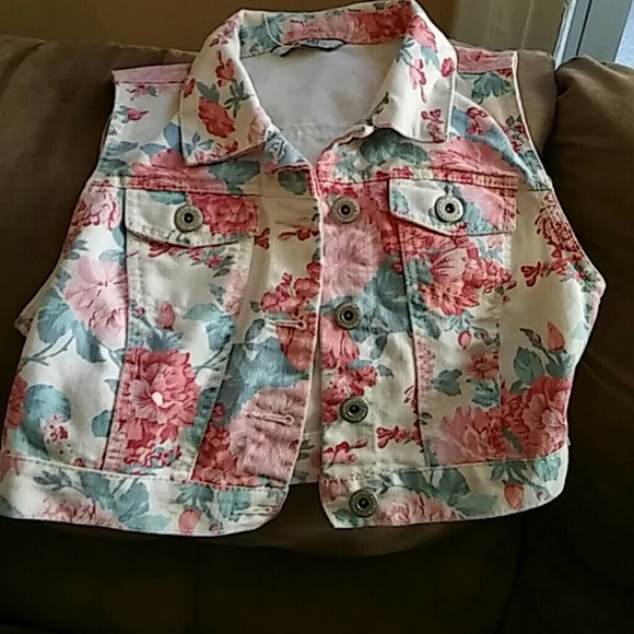 CUTE no sleeve flower jean jacket