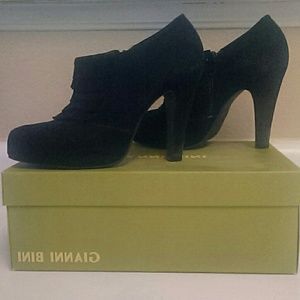 Gianni Bini Black Suede low ankle booties