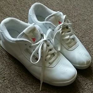 Size 8 1/2 Reebok classic lover.