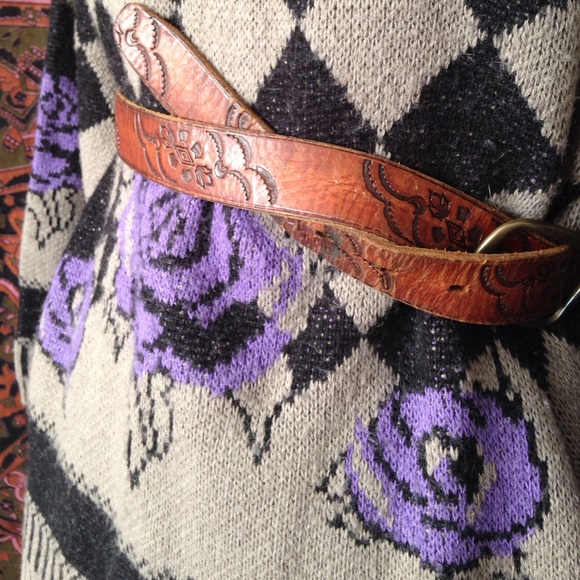 SOLD VINTAGE ROSE SWEATER - Picture 3 of 3