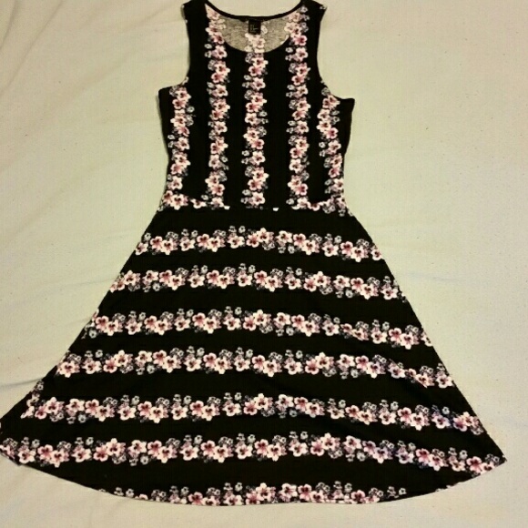 Sleeveless H&M skater dress