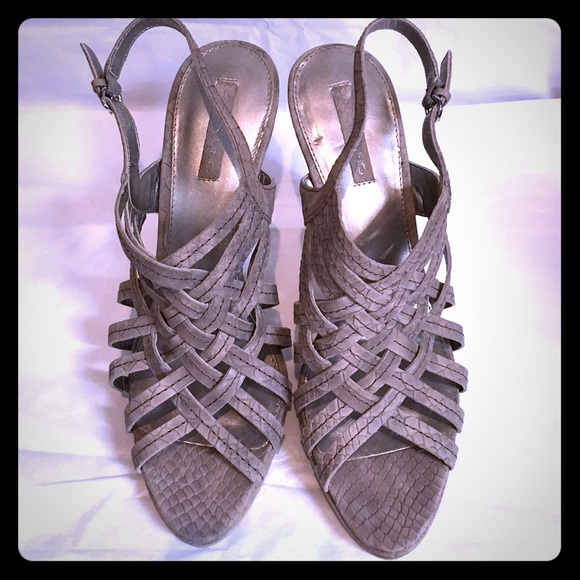 BANDOLINO Grey Faux Snakeskin Heels. Size 10