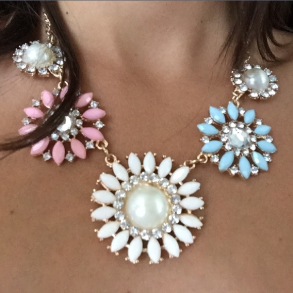 Glitterlux Jewelry - Last One! Pretty floral statement necklace!