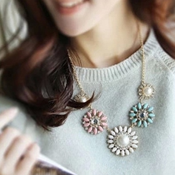 Last One! Pretty floral statement necklace! - Picture 3 of 4