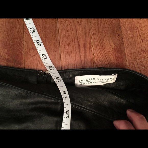 Mini high waisted black 100%leather skirt w lining - Picture 2 of 5