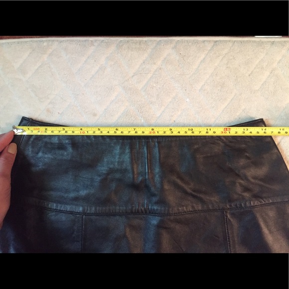 Mini high waisted black 100%leather skirt w lining - Picture 4 of 5