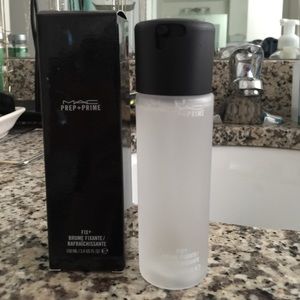 Mac prep and prime BNWOT, it doesn't come with tag