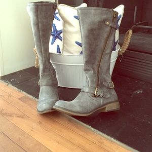 Grey side zip "riding style" boots.-7.5