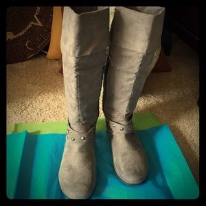 • Grey fabric lightweight boots •