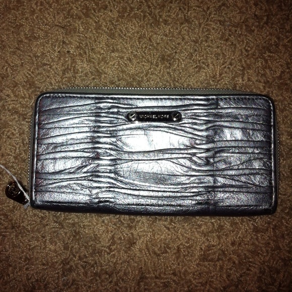 Michael Kors Handbags - Authentic Michael Kors MK leather Wallet
