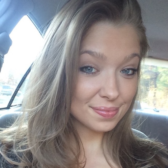 Meet your Posher, Aly - Picture 1 of 1