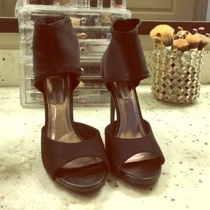 Selling Steve Madden black heels