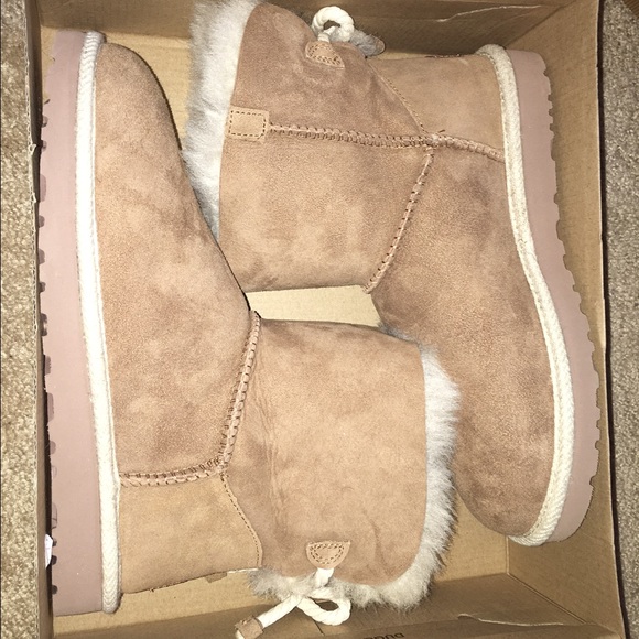 [SOLD] Brand New Ugg Boots Selene - Picture 3 of 4