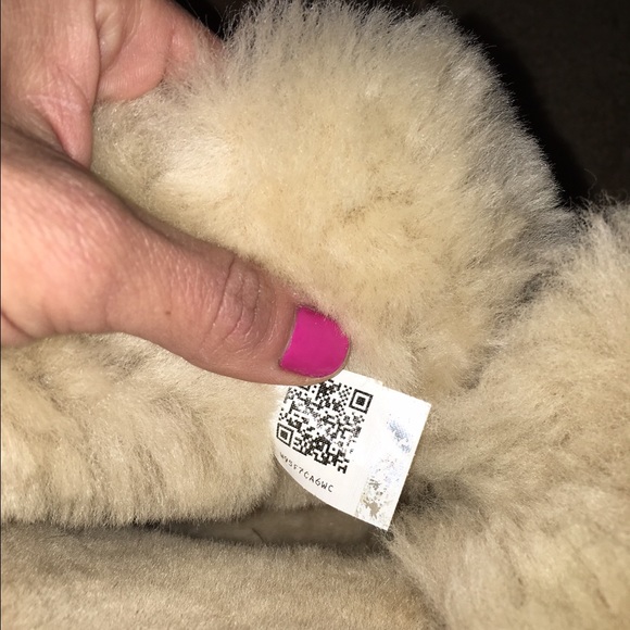 [SOLD] Brand New Ugg Boots Selene - Picture 4 of 4