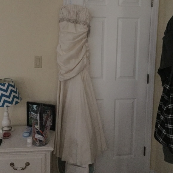 Brand new, never worn David's bridal wedding dress - Picture 2 of 4