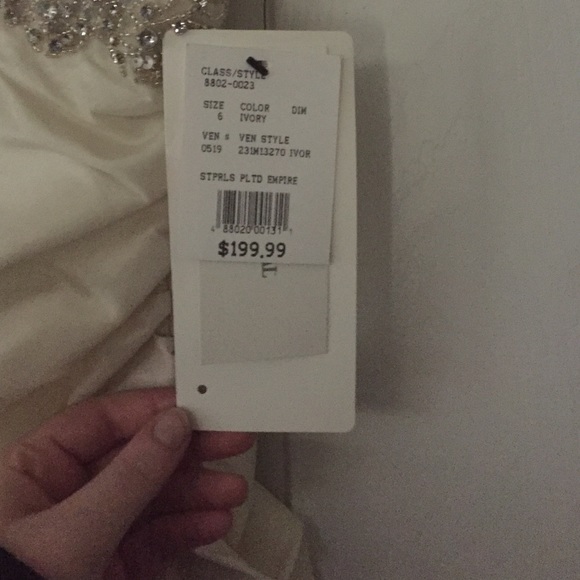 Brand new, never worn David's bridal wedding dress - Picture 4 of 4