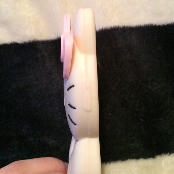 Silicon Hello Kitty iPhone 5/5s case - Picture 3 of 4