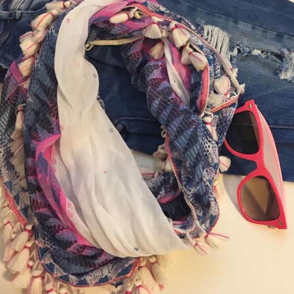 American Eagle scarf