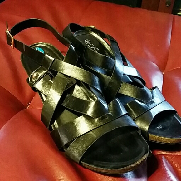 Black leather strap y wedge
