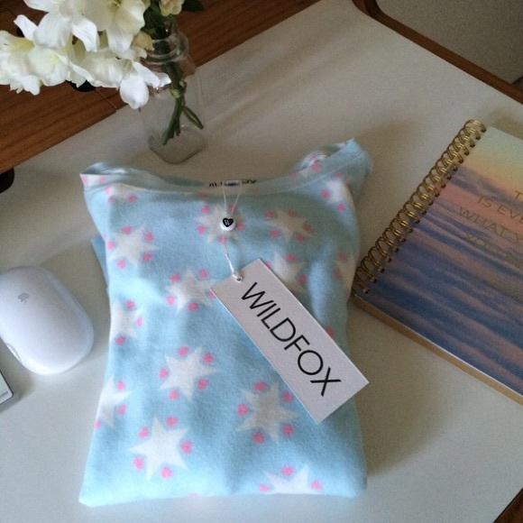NWT WILDFOX 💕/stars sweatshirt - M - Picture 3 of 3
