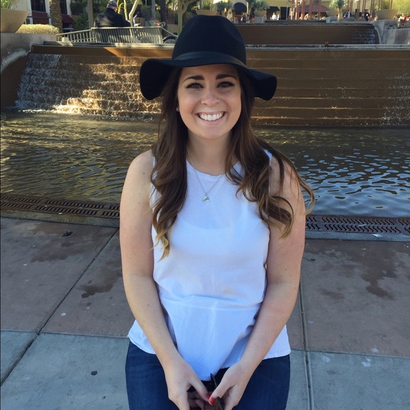 Meet your Posher, Jenna - Picture 2 of 2