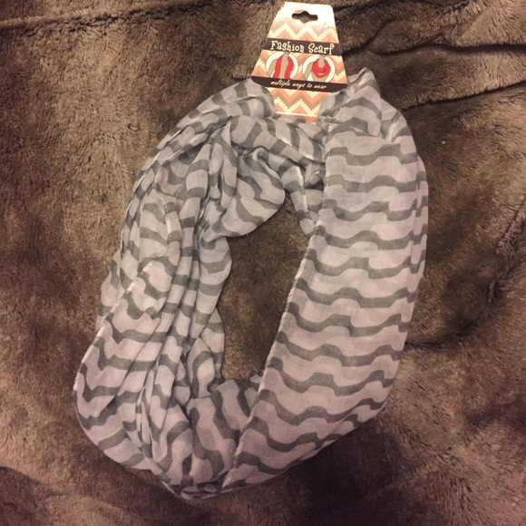 NWT Grey and White Infinity Scarf - Picture 2 of 2