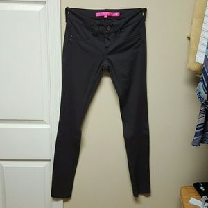 Dark grey jeggings.