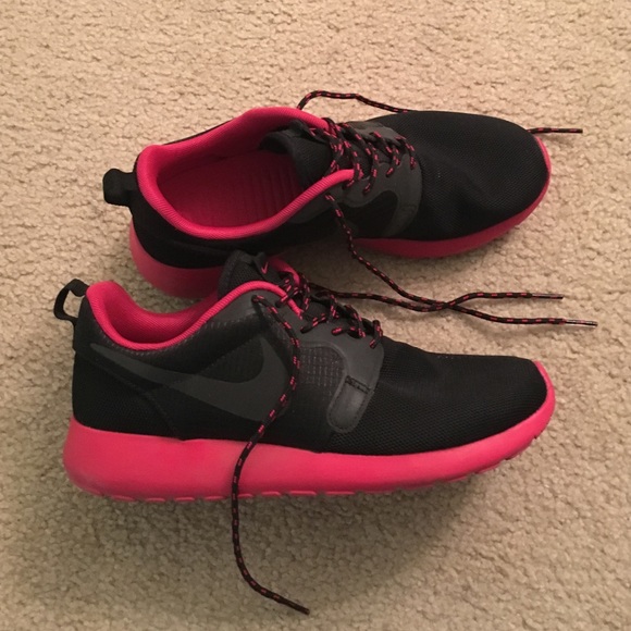 Nike limited edition roshe runs women's 8