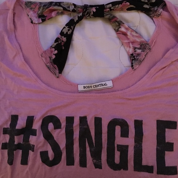 🌹#SINGLE Cropped Tee🌹 - Picture 3 of 4