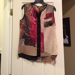 Beautiful Tahari sleeveless button down blouse