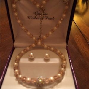 Pearl necklace and earring set. (Custom jewelry)