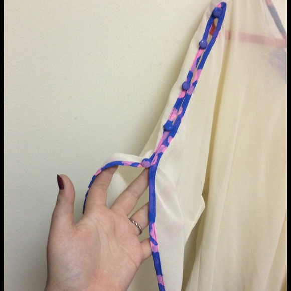 Off-White Flowing Top - Picture 3 of 4