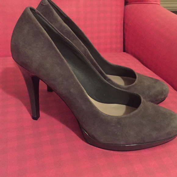 Nine West Gray suede pumps