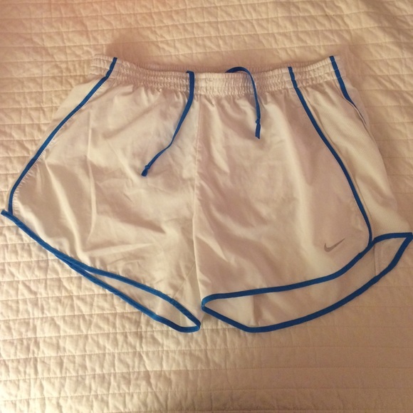 White nikes shorts - Picture 1 of 2