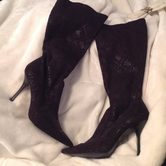 Looks like Gucci but not sure what brand